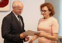 Wojewoda wr�czy�a promesy dla samorz�d�w. - 2